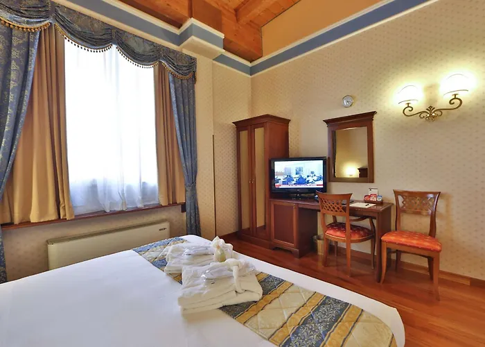 فندق Western Classic 4*